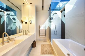 アパートメント | バスルーム | シャワー、ヘアドライヤー、タオル、石鹸