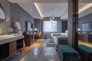 Kamar Triple Keluarga, pemandangan kota | Seprai premium, selimut bulu angsa, busa memori, dan minibar gratis