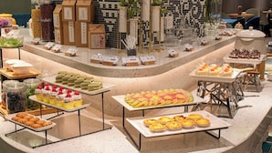 Een buffet met diverse gerechten en labels.