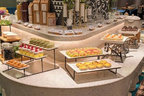 Sudah termasuk sarapan ambil sendiri setiap hari