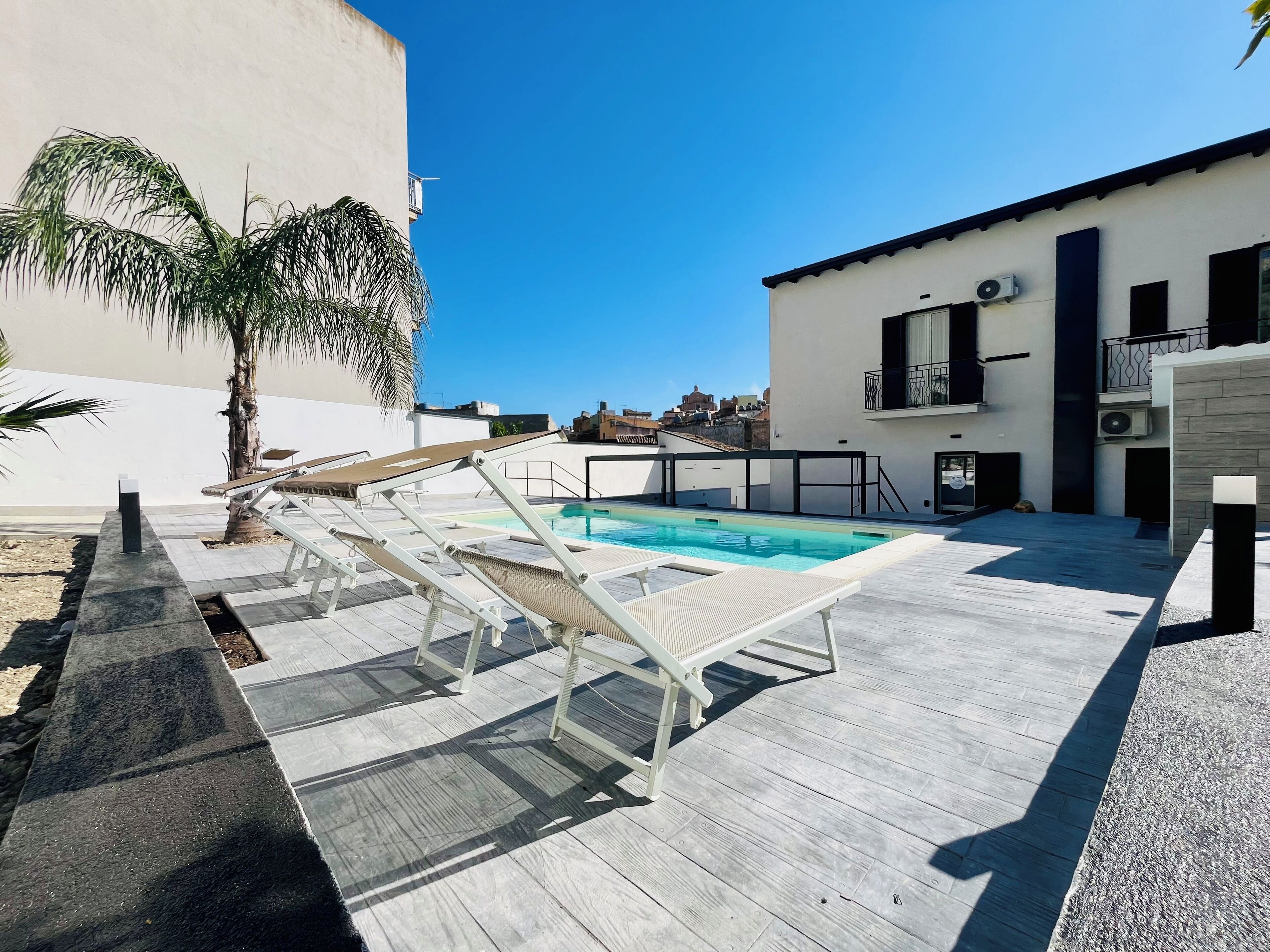 Piscina stagionale all'aperto, lettini