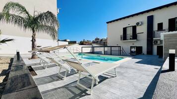 Außenpool (je nach Saison geöffnet), Liegestühle