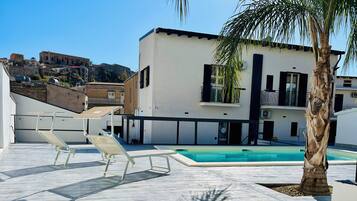 Außenpool (je nach Saison geöffnet), Liegestühle