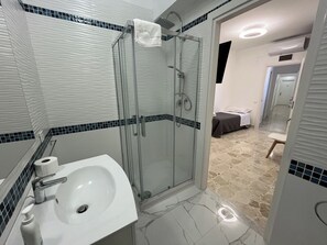 Standaard resortwoning, 2 slaapkamers, niet-roken, privébadkamer | Badkamer | Een douche, gratis toiletartikelen, handdoeken, zeep