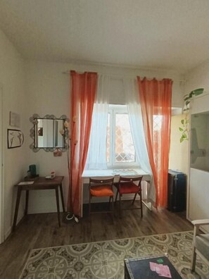 Twin Room, 1 Bedroom, Garden View | Individually decorated, individually furnished, desk, laptop workspace - Ripe's Forest Garden Guest House (Rome)