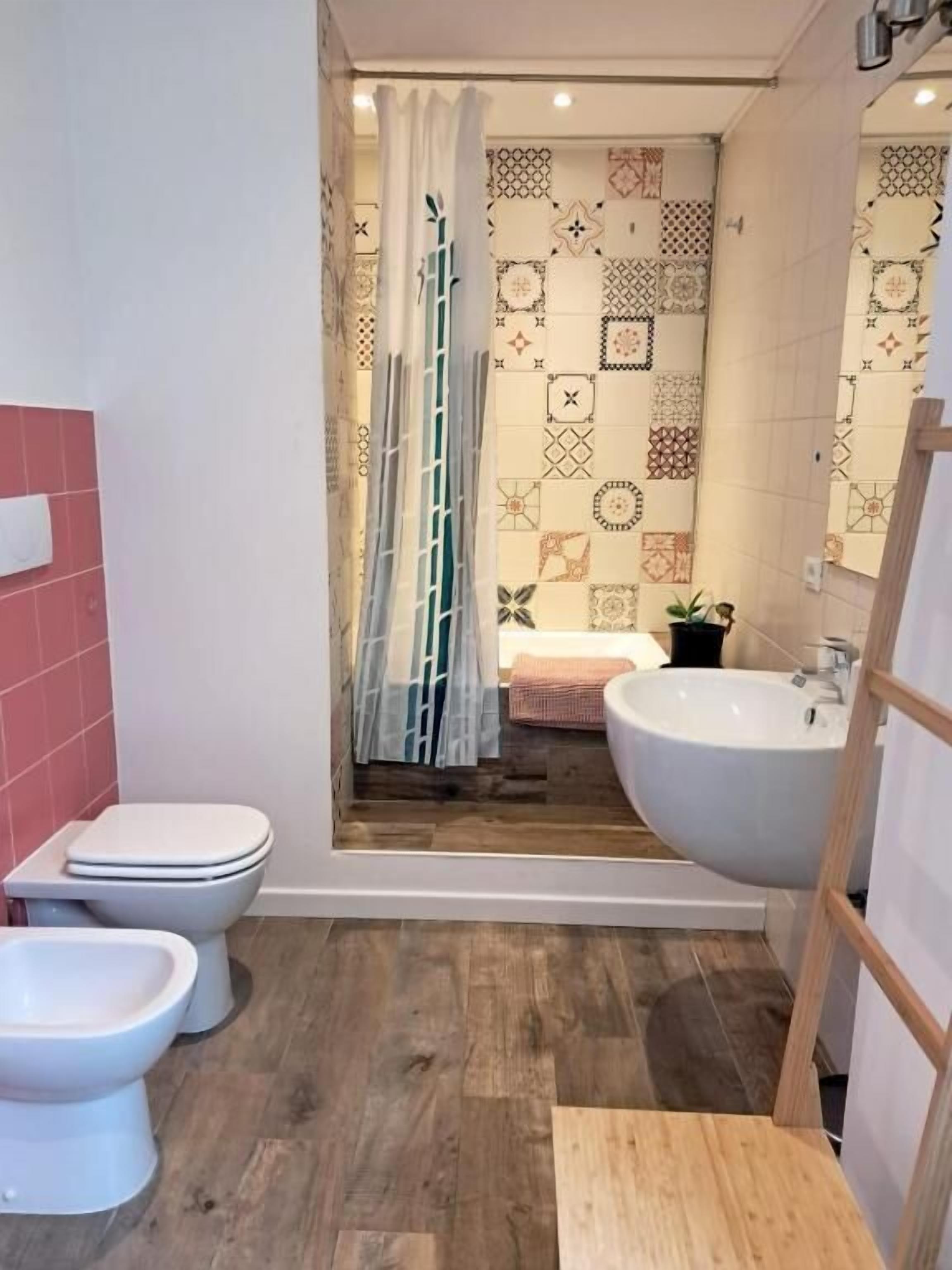Quarto casal ou duplo, vista para o jardim | Banheiro | Secador de cabelo, toalhas de banho, sabonete, shampoo