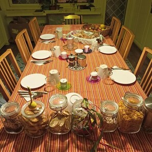 Free daily self-service breakfast  - Ripe's Forest Garden Guest House (Rome)