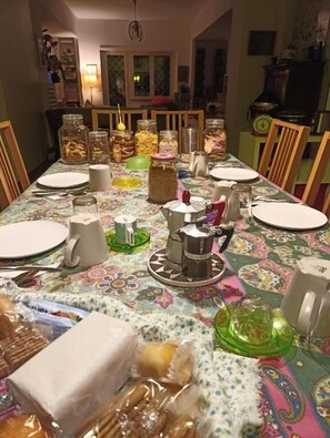 Tägliches inbegriffenes Frühstück zur Selbstbedienung