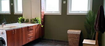 City Centre Treehouse With Backyard