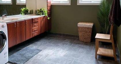 City Centre Treehouse With Backyard