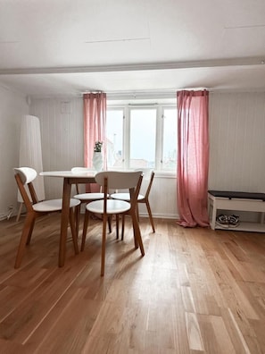 Dining - City Centre Treehouse With Backyard (Stavanger)