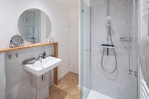 Dusche, Haartrockner, Handtücher