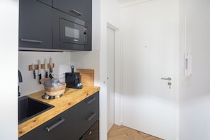 Réfrigérateur, micro-ondes, plaque de cuisson, lave-vaisselle