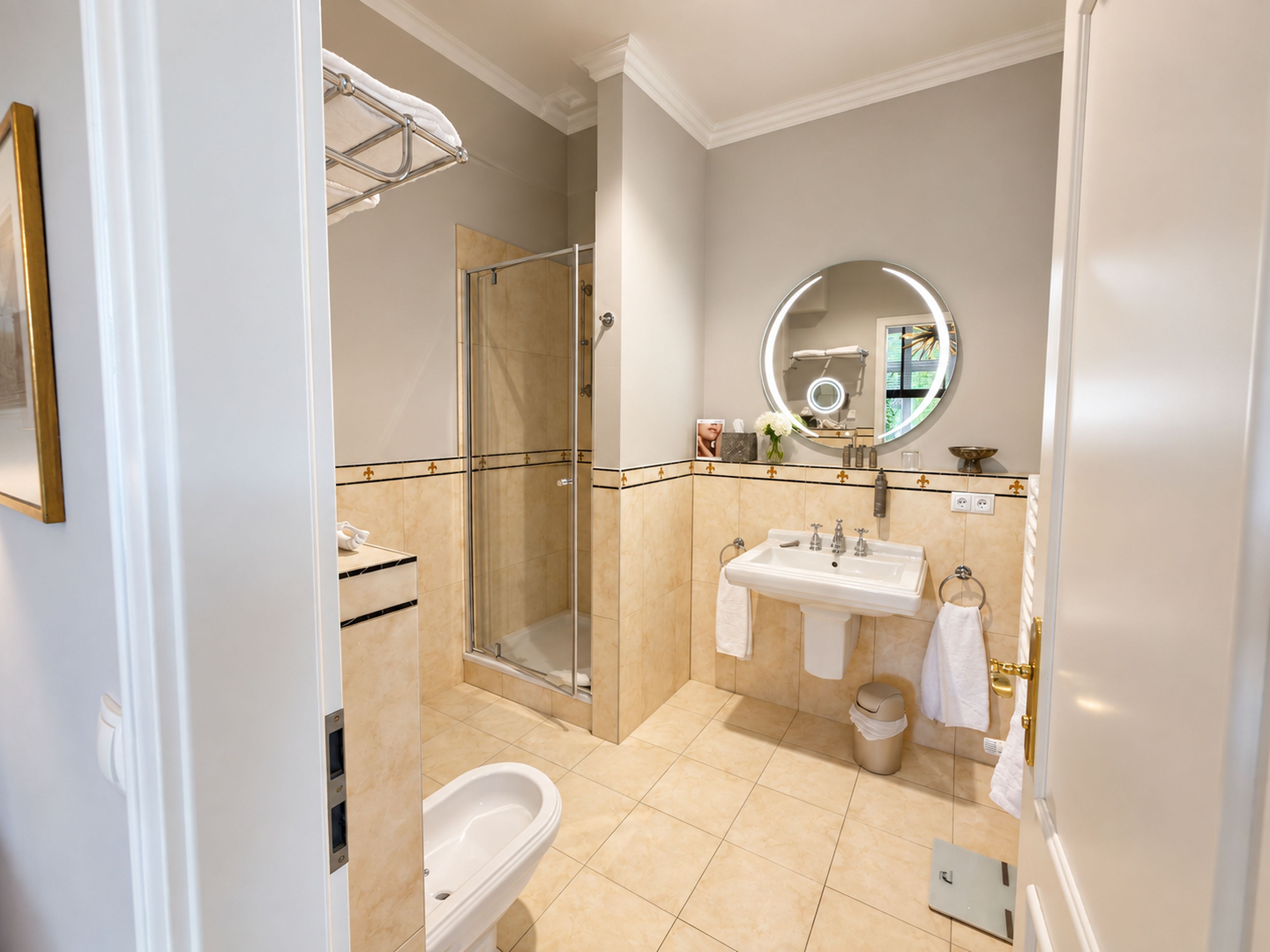 Une salle de bain moderne avec une douche à parois de verre, un lavabo avec un miroir et des toilettes.