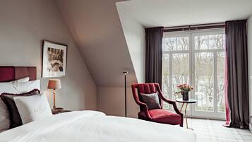 Habitación doble Deluxe, balcón, vista al lago | Sábanas de algodón egipcio, ropa de cama de alta calidad y edredón