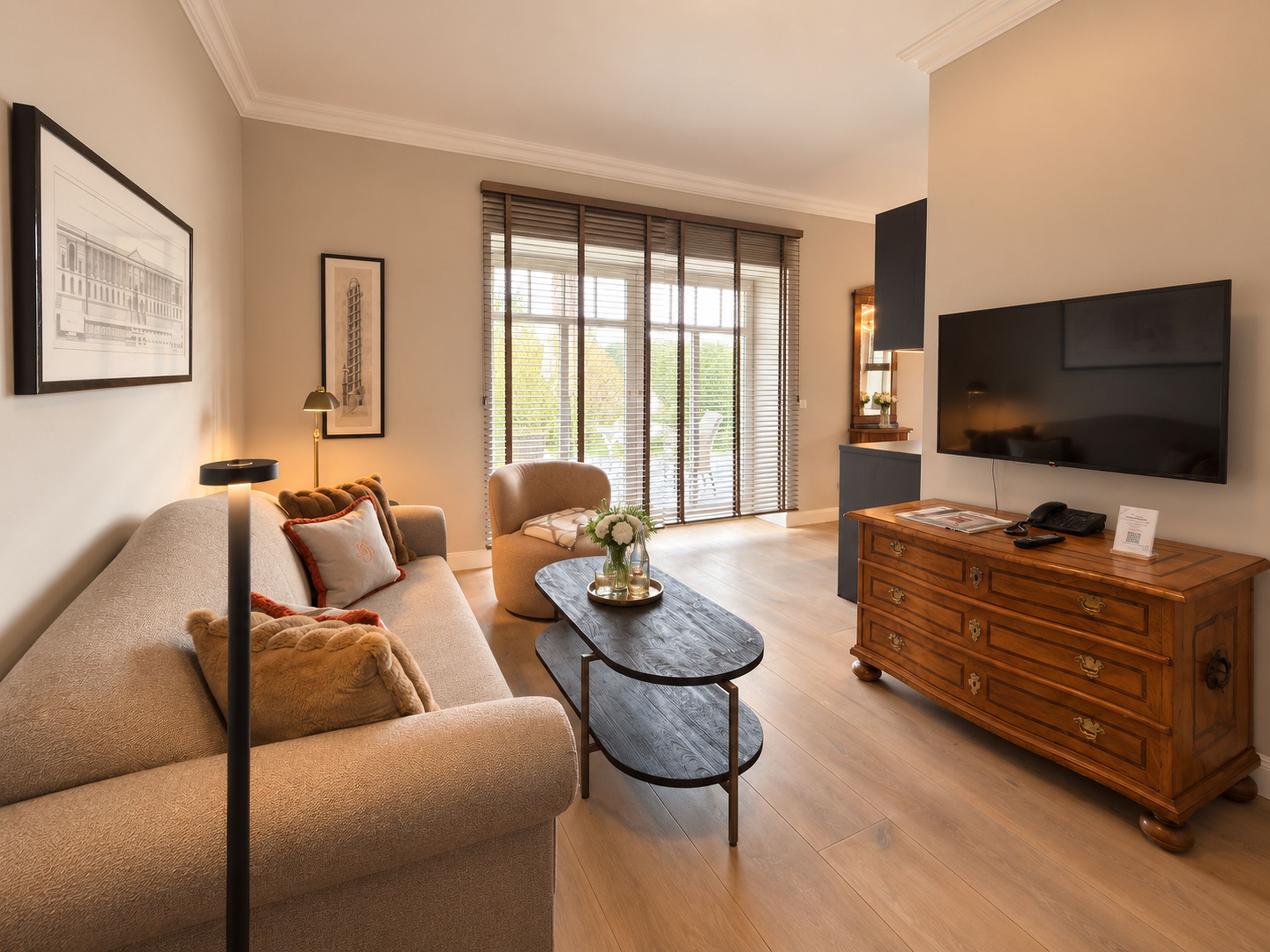 Una sala moderna con un sofá, una mesa de centro, un televisor y un aparador de madera.