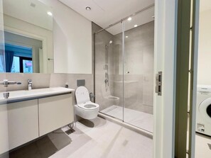 Bruser, hårtørrer, bidet, håndklæder