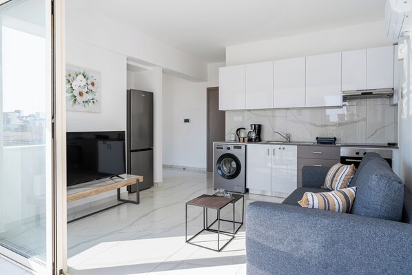 Monolocale, 1 letto matrimoniale con divano letto, cucina, vista città | Area soggiorno | Smart TV 46 pollici con canali digitali, servizi in streaming