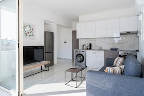 Estúdio, 1 cama de casal e sofá-cama, cozinha, vista para a cidade | Área de estar | Smart TV 46 polegadas com canais digitais, serviços de streaming