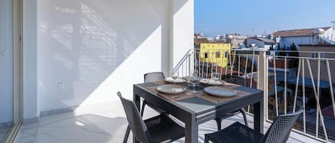 Monolocale, 1 letto matrimoniale con divano letto, cucina, vista città | Balcone