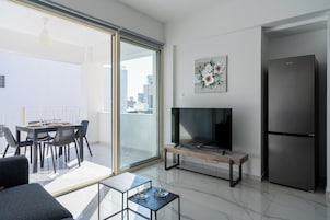 Studio, 1 Double Bed with Sofa bed, Kitchen, City View | Living area | 46-inch Smart TV with digital channels, streaming services