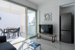 Estúdio, 1 cama de casal e sofá-cama, cozinha, vista para a cidade | Área de estar | Smart TV 46 polegadas com canais digitais, serviços de streaming