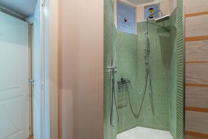 Bruser, hårtørrer, bidet, håndklæder