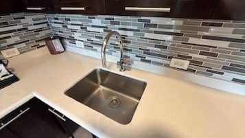 Refrigerador, microondas, parrilla de estufa y lavavajillas