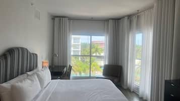 3 chambres, bureau, fer et planche à repasser, lit de bébé portatif