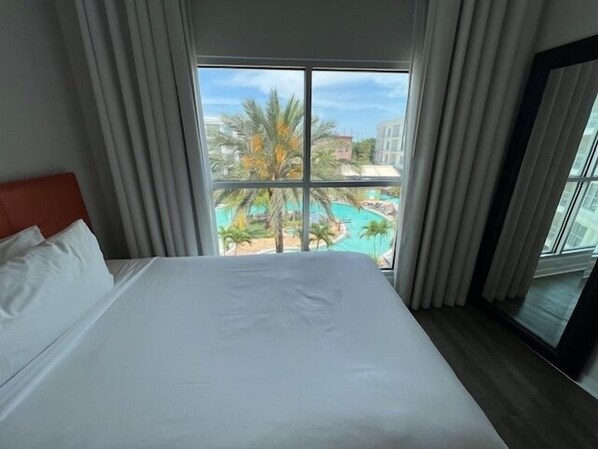 3 chambres, bureau, fer et planche à repasser, lit de bébé portatif