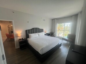 3 chambres, bureau, fer et planche à repasser, lit de bébé portatif