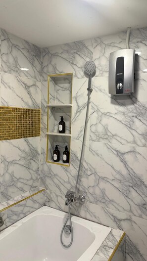 Deluxe eenpersoonskamer | Badkamer | Handdoeken, zeep, shampoo, toiletpapier