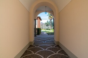 المنطقة المحيطة بالمنشأة