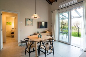 Dining - GuestHost - Stylish one bedroom apartment 45mq with private garden in an elegant context. The flat is located inside the wonderful Villa Maderni in the Spina Verde Park area. Guests have at their disposal a large garden with panoramic infinity pool, tenn (Como)