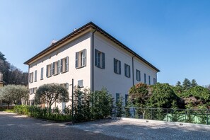 Exterior - GuestHost - Stylish one bedroom apartment 45mq with private garden in an elegant context. The flat is located inside the wonderful Villa Maderni in the Spina Verde Park area. Guests have at their disposal a large garden with panoramic infinity pool, tenn (Como)