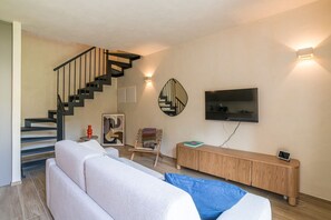 Flat-screen TV - GuestHost - Stunning two bedroom apartment 80mq with private garden in an elegant context. The flat is located inside the wonderful Villa Maderni in the Spina Verde Park area. Guests have at their disposal a large garden with panoramic infinity pool, ten (Como)