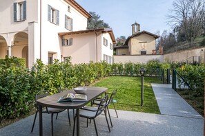 Outdoor dining - GuestHost - Stunning two bedroom apartment 80mq with private garden in an elegant context. The flat is located inside the wonderful Villa Maderni in the Spina Verde Park area. Guests have at their disposal a large garden with panoramic infinity pool, ten (Como)
