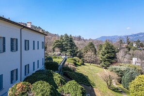 Property grounds - GuestHost - Stunning two bedroom apartment 80mq with private garden in an elegant context. The flat is located inside the wonderful Villa Maderni in the Spina Verde Park area. Guests have at their disposal a large garden with panoramic infinity pool, ten (Como)