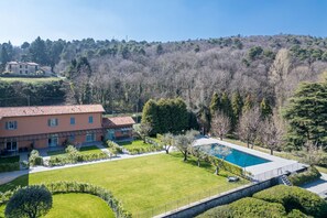 Exterior - GuestHost - Stunning two bedroom apartment 80mq with private garden in an elegant context. The flat is located inside the wonderful Villa Maderni in the Spina Verde Park area. Guests have at their disposal a large garden with panoramic infinity pool, ten (Como)