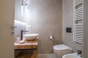 Douche, sĂšche-cheveux, bidet, serviettes fournies