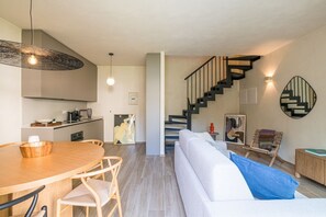 Flat-screen TV - GuestHost - Stunning two bedroom apartment 80mq with private garden in an elegant context. The flat is located inside the wonderful Villa Maderni in the Spina Verde Park area. Guests have at their disposal a large garden with panoramic infinity pool, ten (Como)
