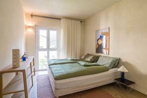 2 bedrooms, iron/ironing board, WiFi - GuestHost - Stunning two bedroom apartment 80mq with private garden in an elegant context. The flat is located inside the wonderful Villa Maderni in the Spina Verde Park area. Guests have at their disposal a large garden with panoramic infinity pool, ten (Como)
