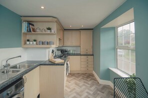 Réfrigérateur, four à micro-ondes, un four, surface de cuisson