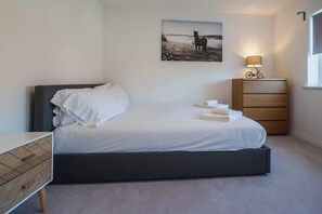 3 Schlafzimmer, Schreibtisch, Bügeleisen/Bügelbrett, WLAN