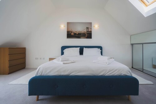 Stylish 3-Bed Retreat with Garden and Parking