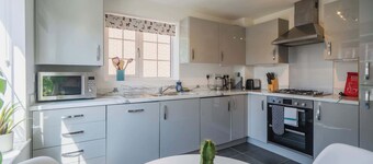Comfortable 3 Bedroom Home w Garden and Parking