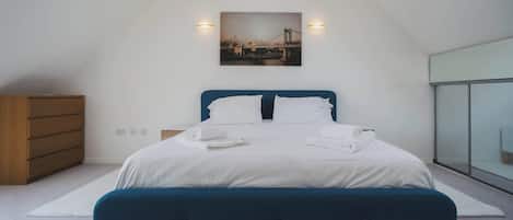 3 Schlafzimmer, Schreibtisch, Bügeleisen/Bügelbrett, WLAN