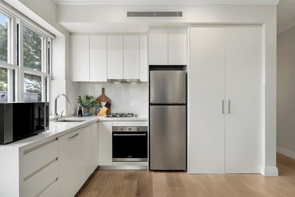 Apartamento, 2 quartos (with Study) | Cozinha privada | Geladeira, micro-ondas, fogão, lava-louças