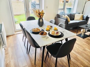 Dining - Modern & Stylish 3 Bedoom Home in Taunton (Taunton)