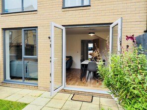 Outdoor dining - Modern & Stylish 3 Bedoom Home in Taunton (Taunton)
